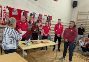 Podziekowania pani dyrektor dla gosci z drużyny