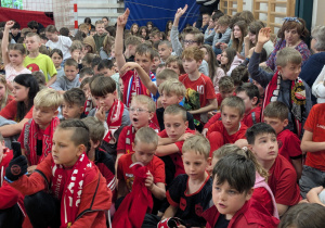 Sala uczniów w czerwonych strojach