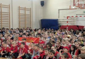 Sala uczniów w czerwonych strojach