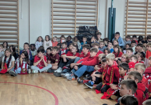 Sala uczniów w czerwonych strojach