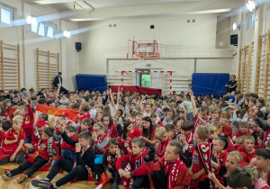 Sala uczniów w czerwonych strojach