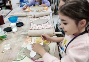 Dzieci w trakcie pracy w pracowni ceramicznej