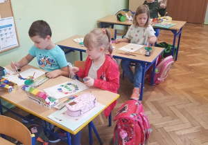 Dzieci rysujące kropki w sale lekcyjnej