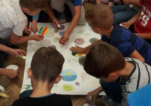Dzieci rysujące kropki w sale lekcyjnej
