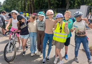 grupka uczniów w trakcie egzaminu na kartę rowerowa