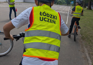 W odblaskowych kamizelkach w trakcie egzaminu