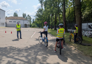 W odblaskowych kamizelkach w trakcie egzaminu