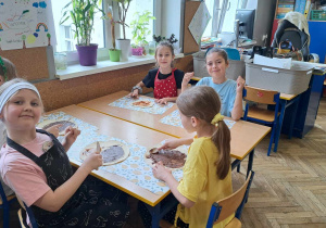 Uśmiechnieci uczniowie szykuja smaczne potrawy