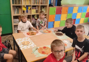 Uśmiechnieci uczniowie szykuja smaczne potrawy
