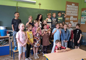 Uśmiechnieci uczniowie szykuja smaczne potrawy