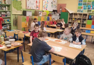 Uśmiechnieci uczniowie szykuja smaczne potrawy