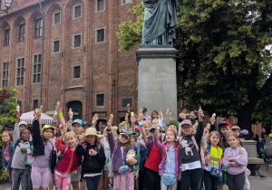 Zdjęcie zbiorowe pod pomnikiem Mikołaja Kopernika