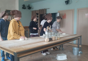 Lekcja w muzeum rogala - dzieci ubijają ciasto