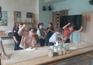 Lekcja w muzeum rogala - dzieci ubijają ciasto