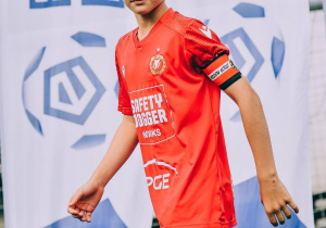 Patryk w czasie meczu w czerwonym stroju Widzewa