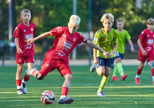 Patryk w czasie meczu w czerwonym stroju Widzewa