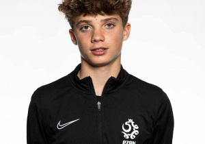Zdjęcie Kuby w czarnym stroju sportowym