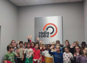 Uczniowie 2b pod logo radia