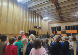 Uczniowie poznają pracę dziennikarzy radiowych