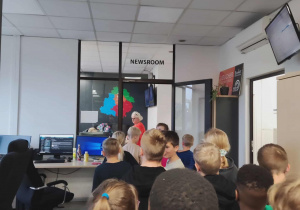 Uczniowie poznają pracę dziennikarzy radiowych
