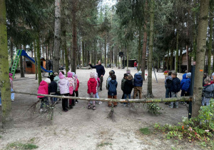 Uczniowie trenują loty na miotłach