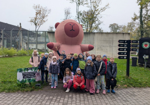 Zdjęcie dzieci z gigantycznym dmuchanym misiem