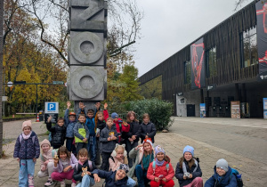 Uczniowie przed napisem zoo