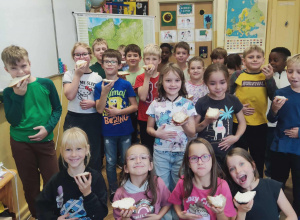 Dzieci ze swoimi kanapkami