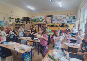 Uczniowie 2b ze swoimi smacznymi pracami