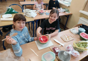 Uczniowie 2c ze swoimi smacznymi pracami