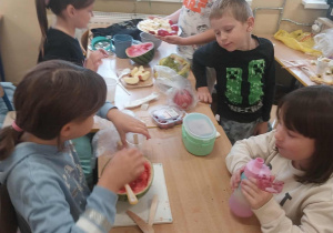 Uczniowie 2c ze swoimi smacznymi pracami