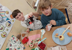 Uczniowie 2c ze swoimi smacznymi pracami