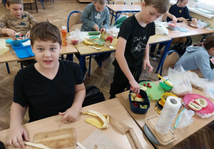 Uczniowie 2c ze swoimi smacznymi pracami