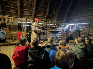 Uczniowie w aktywnej lekcji historii Polski w Biskupinie