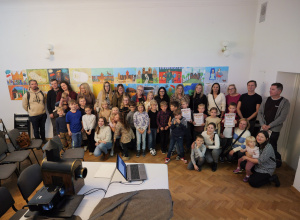 Zbiorowe zdjęcie uczniów klasy 2b z wychowawczynią na wernisażu prac naszych uczniów