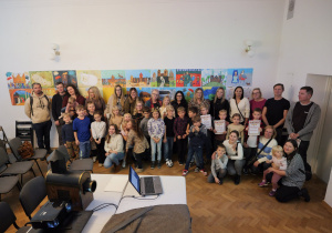 Zbiorowe zdjęcie uczniów klasy 2b z wychowawczynią na wernisażu prac naszych uczniów