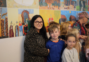 Zbiorowe zdjęcie uczniów klasy 2b z wychowawczynią na wernisażu prac naszych uczniów