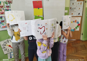 Dzieci prezentują swoje prace