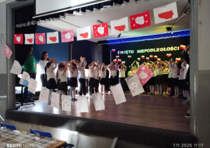 Obchody 11 listopada - dzieci występują na scenie