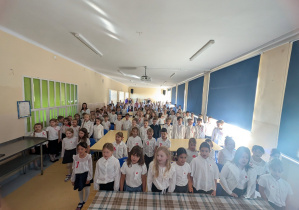 Cała społeczność naszej szkoły przystąpiła dziś do ogólnopolskiej akcji #SzkołaDoHymnu. O godzinie 11:11 wspólnie odśpiewaliśmy hymn Polski.