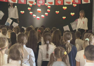 Cała społeczność naszej szkoły przystąpiła dziś do ogólnopolskiej akcji #SzkołaDoHymnu. O godzinie 11:11 wspólnie odśpiewaliśmy hymn Polski.