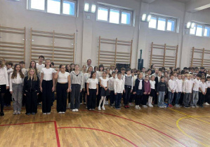 Cała społeczność naszej szkoły przystąpiła dziś do ogólnopolskiej akcji #SzkołaDoHymnu. O godzinie 11:11 wspólnie odśpiewaliśmy hymn Polski.