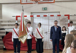 Cała społeczność naszej szkoły przystąpiła dziś do ogólnopolskiej akcji #SzkołaDoHymnu. O godzinie 11:11 wspólnie odśpiewaliśmy hymn Polski.