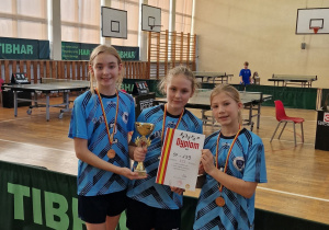 Nasze dziewczyny w niebieskich koszulkach pozują do zdjęcia z dyplomami