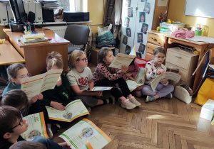 Uczniowie poznają skutki,, zdrowej diety mamy i dziecka.