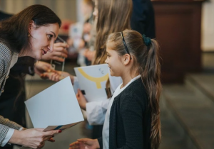 Ala otrzymuje dyplom