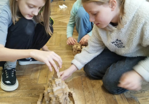 Dzieci w czasie wykonywania zadań i kości dla psa