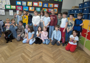 Grupa dzieci z Bubą