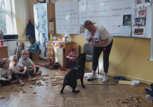 Dzieci w czasie wykonywania zadań i Buba z trenerem