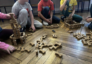 Dzieci w czasie wykonywania zadań i kości dla psa